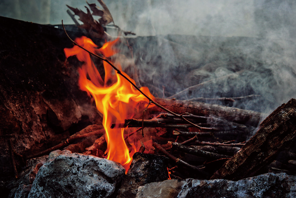 從神話故事中的伏羲取火（雷打中的火），又或是燧人氏發明的鑽木取火，烤過的食材讓人們吃得津津有味，而烤肉也是。
