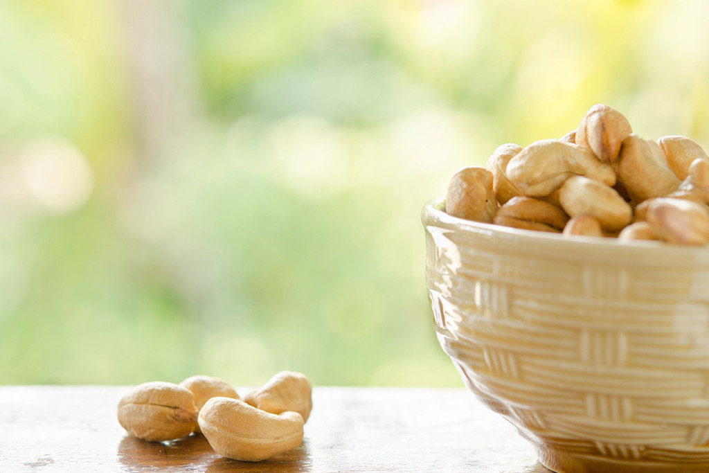 你知道腰果的果殼其實有毒嗎？所以腰果是唯一一種不帶殼出售的堅果哦！吃腰果（Cashews）其實有很多好處，包括攝取健康脂肪、蛋白質及抗炎，甚至還有可能減肥？！