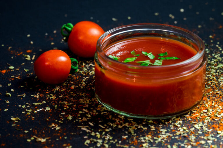 莎莎醬獨特的風味，由辣椒、蕃茄與香料完美組合而成。莎莎醬在墨西哥菜中的重要地位，不僅僅是洋芋片的好拍檔，還有各種食材的運用。簡單自製莎莎醬食譜，讓您在家也能品味莎莎醬的美味。
