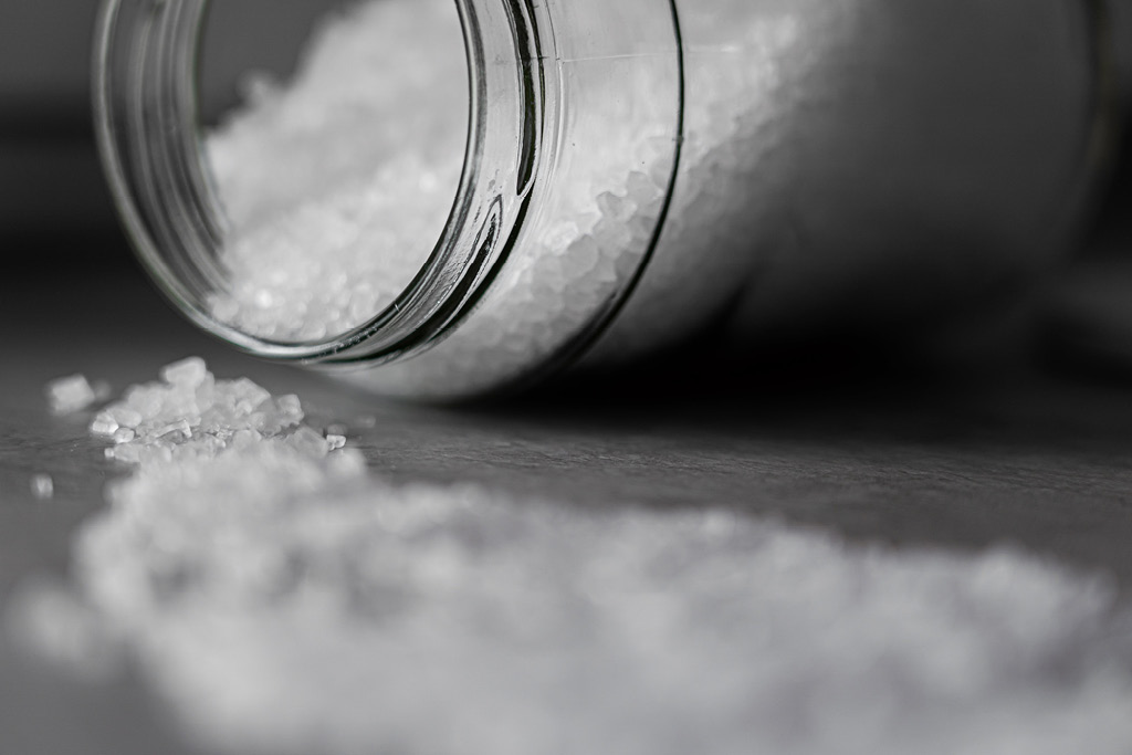 為什麼人要吃鹽，原來不吃鹽會手腳無力，頭昏眼花？！食用鹽的等級還有精鹽、精鹽+碘/鋅/鈣、以及海鹽；如果長期沒有攝取足夠的鹽，會有精神不佳、口渴等等的情況。