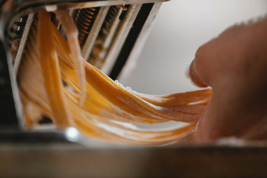 義大利麵麵條的製作方式不同 義大利所製作的義大利麵條必須符合政府制定的嚴格標準。基本上，義大利麵是由100％金黃小麥製成，通常被稱為粗粒麵粉。因此，義大利的義大利麵含有較高蛋白質，也能更好地對應烹飪過程中的考驗，比其他類型的麵粉更具耐煮性。當義大利麵緩慢風乾時，保有了粗粒麵粉的風味和質感，而會有所謂的獨特的口感。 水質的不同 儘管製作麵食時麵粉至關重要，水也是一個不可忽視的要素。有些人認為水只是用來使麵食變軟，但水中的成分也發揮了一定的作用。例如，有很多國家在水中添加某些化學物質以提高水的安全性。雖然這在某些情況下可能有所幫助，但這未必有益於烹飪。舉例來說，義大利人在烹飪中使用的水通常來自阿爾卑斯山。水質難得如此清澈。這種水質在製作義大利麵時有助於改善烹飪過程。 義大利麵起源 根據考古學家在義大利中部，一個公元前4世紀的伊特魯里亞人墓穴裡發現義大利麵的蹤影，說明它在義大利的歷史已經超過2000年了。早期的麵條，其實並沒有太大的變化，加上製麵與冷藏技術不佳，所以麵條的保存上也相當不容易。不過到了16世紀有了很大的變化，當時阿拉伯人的行旅商隊，在沙漠行進中發現把腐壞的小麥粉加水揉合、乾燥，更加利於攜帶。這種方法傳到了義大利南部，在當時的拿坡里工會規定，必須使用附有螺旋的青銅製麵機，並利用陽光來曬乾義大利麵，塑造出現在義大利麵的雛型。
